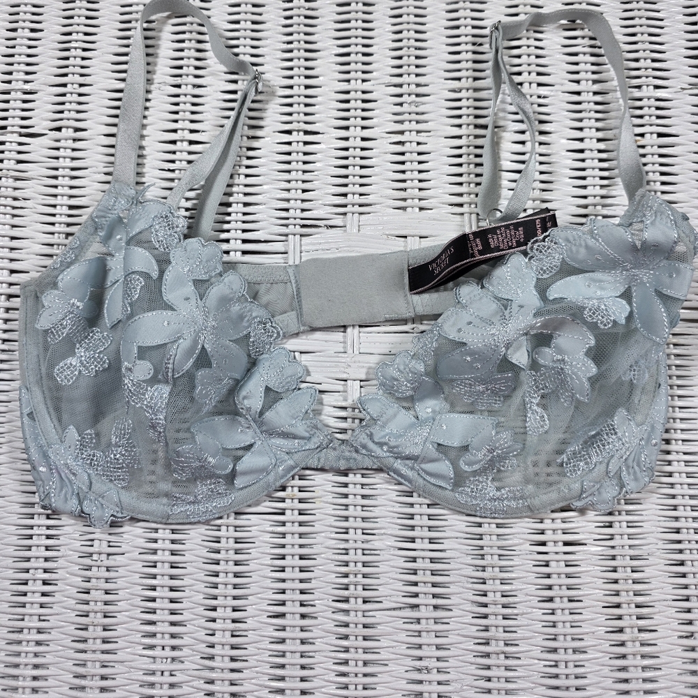 34DD Victoria's Secret Elegant Lace Underwire, Unlined Plunge Bra - Light Blue.